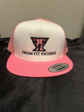 Pink/White mesh trucker snapback – front